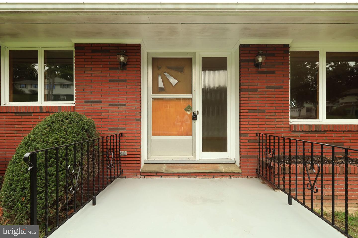 1185 Centre St Property Photo 5
