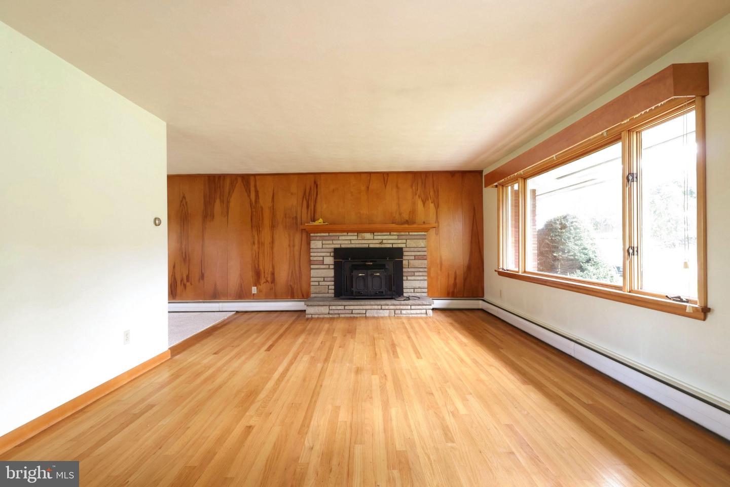1185 Centre St Property Photo 8