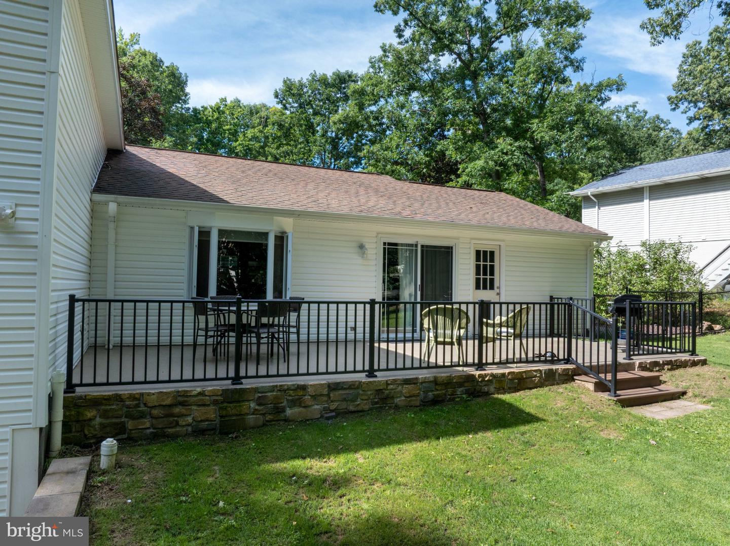 461 Canterbury Dr Property Photo 7