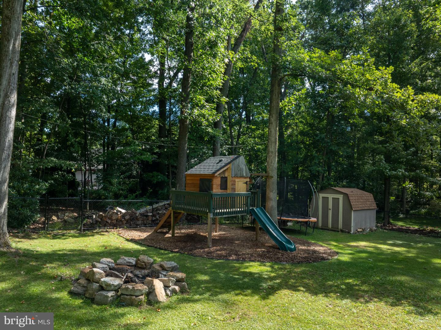 461 Canterbury Dr Property Photo 9
