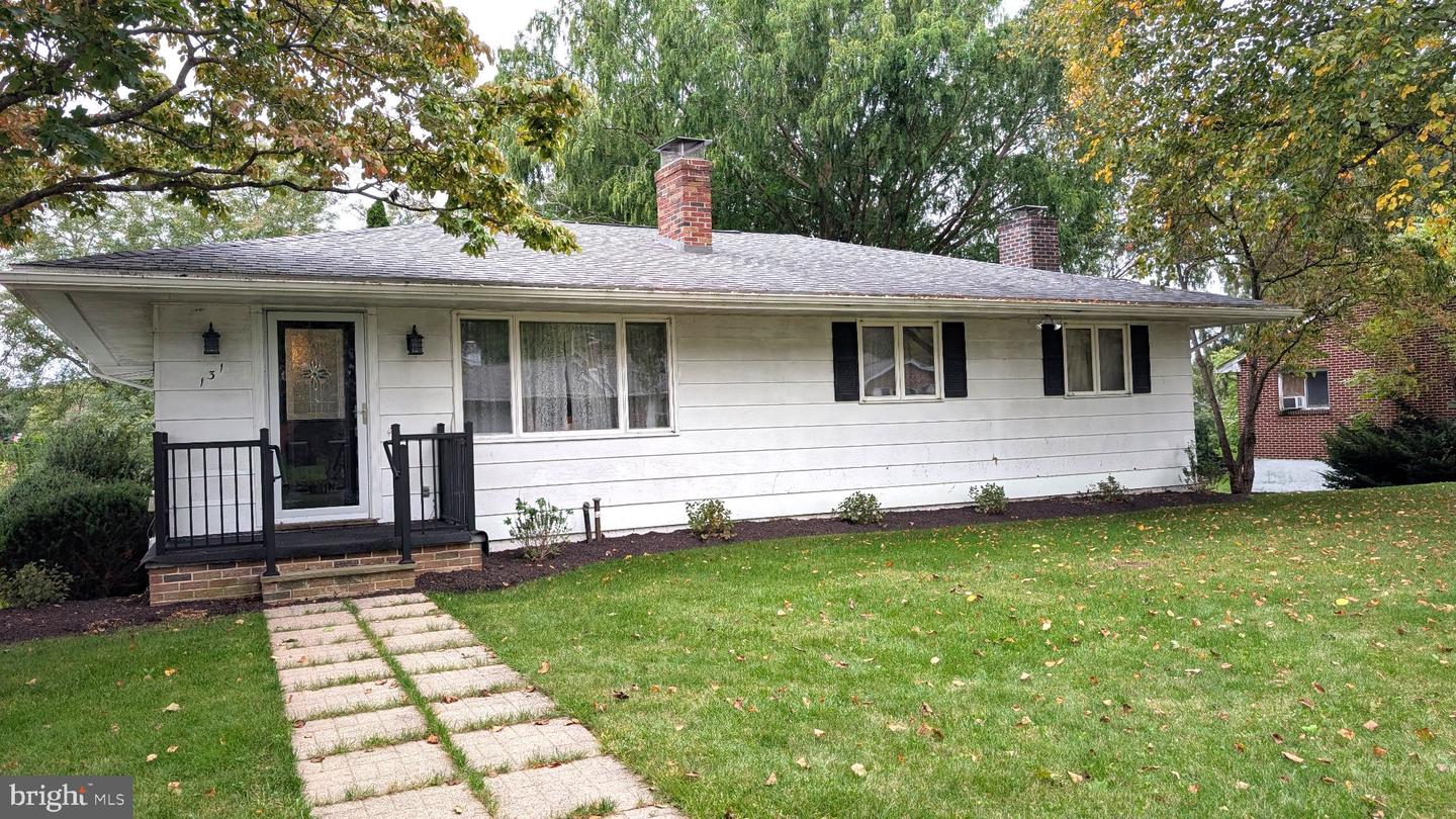 131 Oak St Property Photo 1