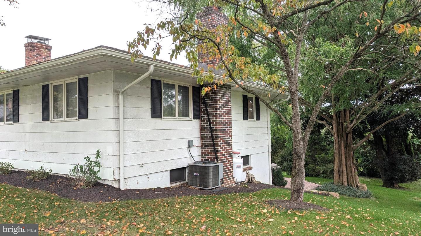 131 Oak St Property Photo 4