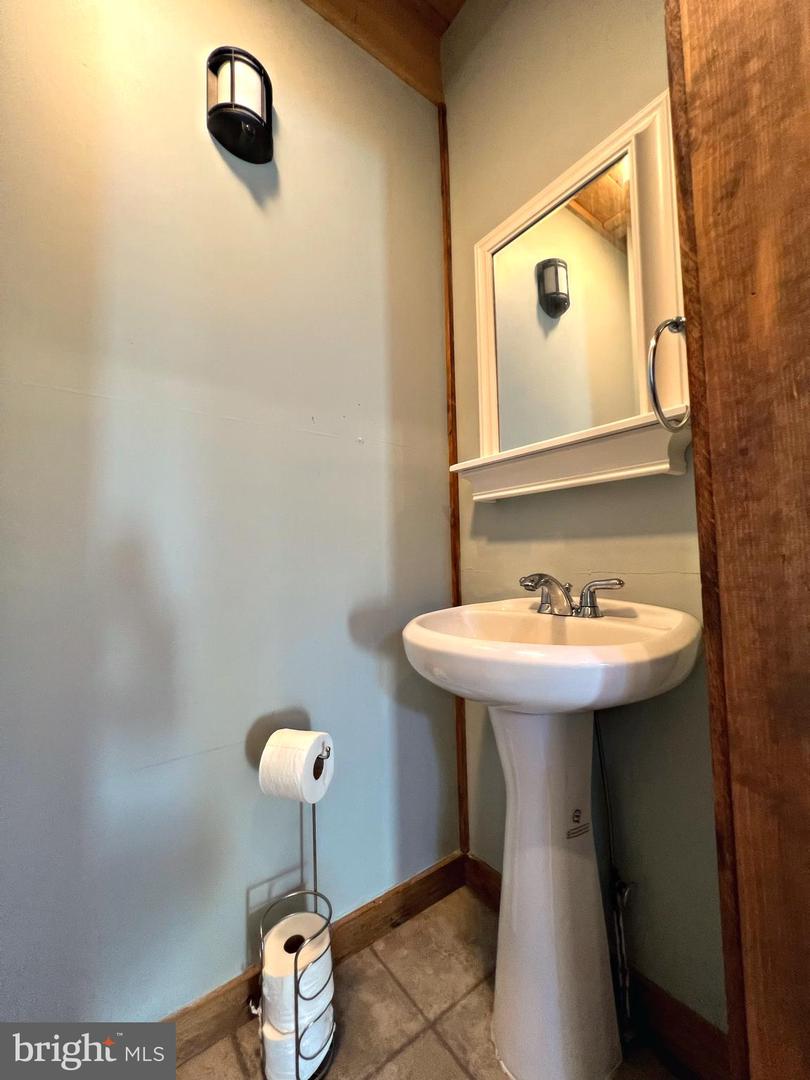 52 Cottage Ln Property Photo 6