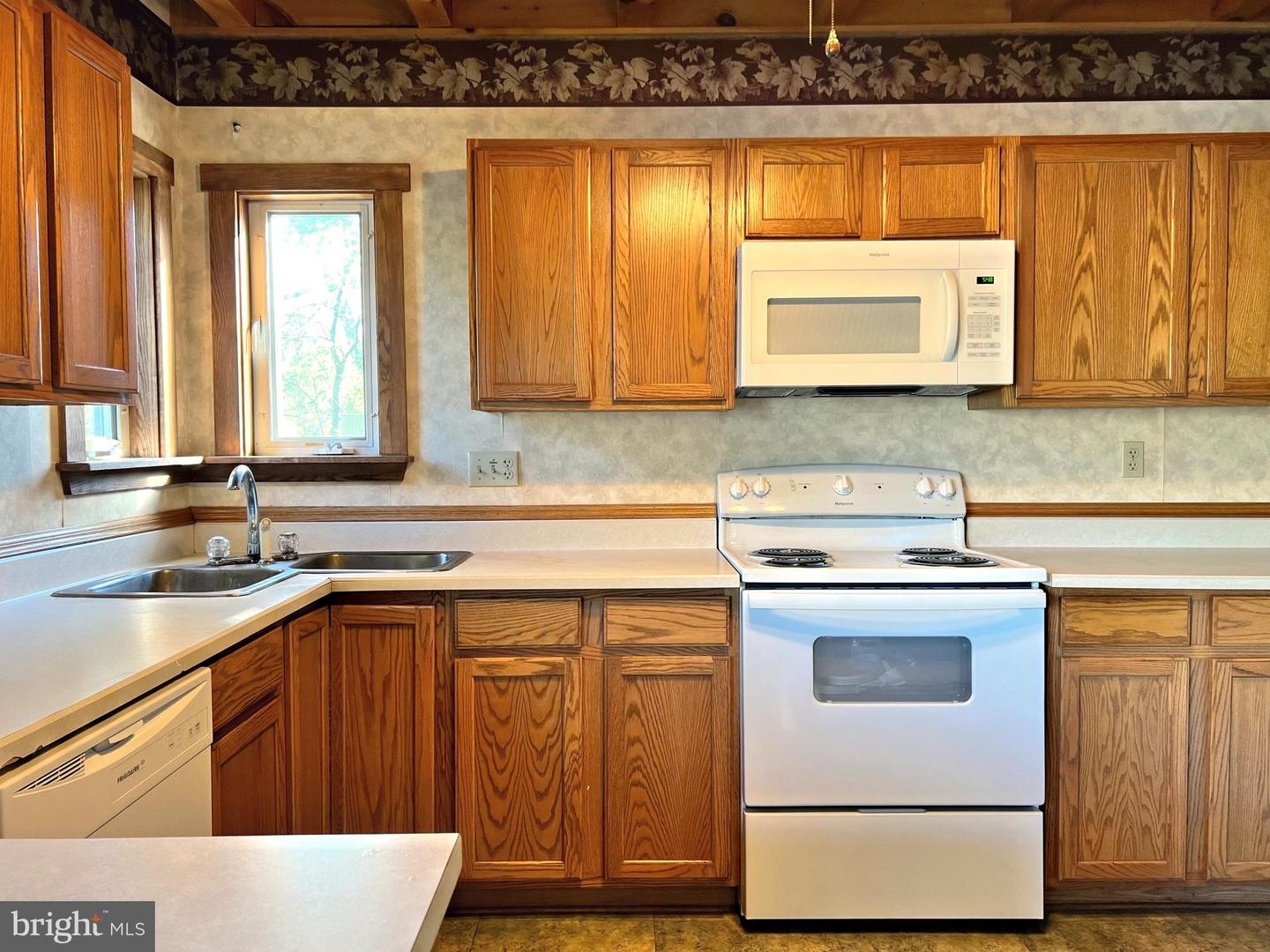 52 Cottage Ln Property Photo 8