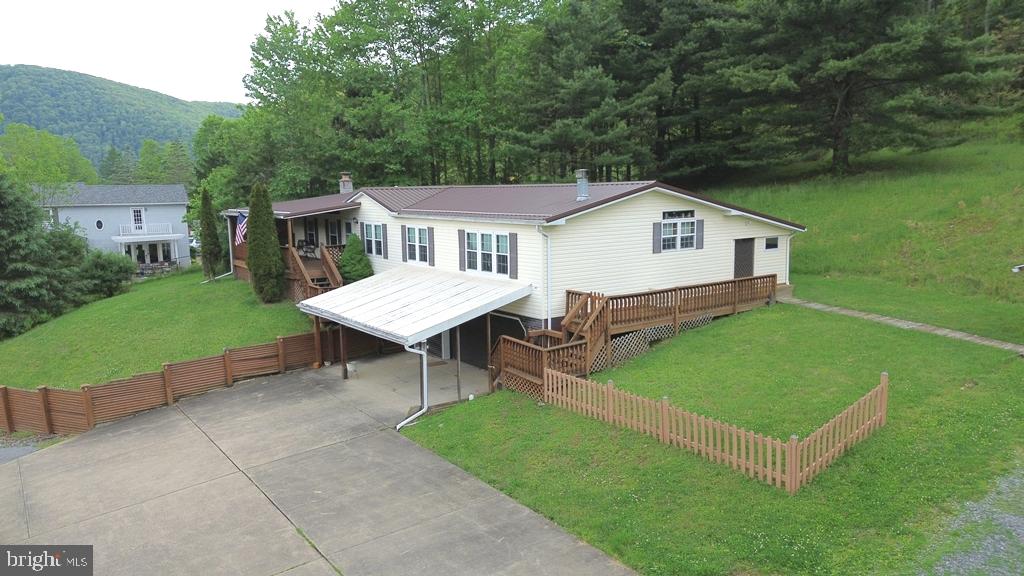 871 Hillcrest Dr Property Photo 4