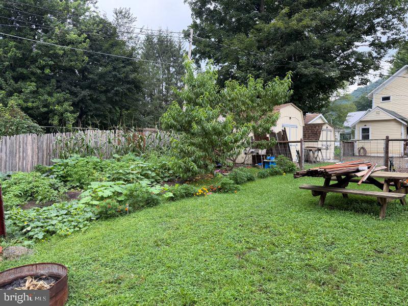 217 4th St Property Photo 8