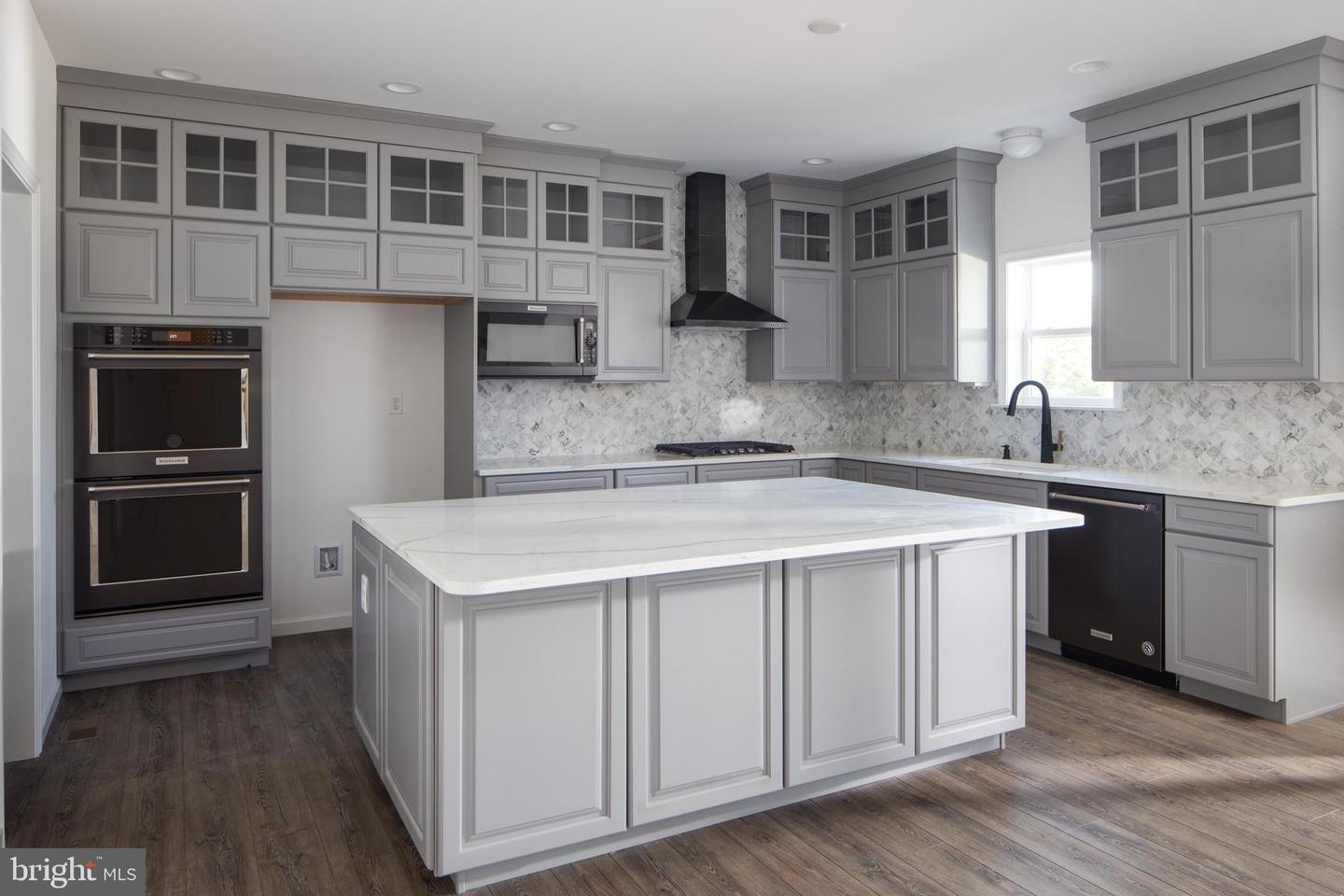 100 Declan #devonshire Property Photo 11
