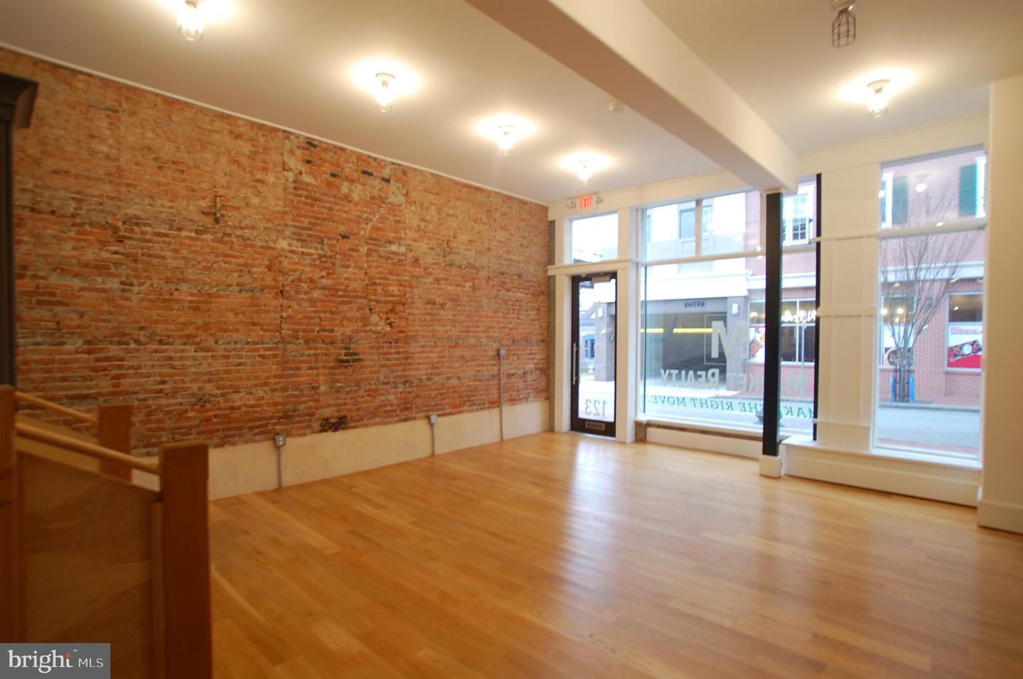 123 E Market St Property Photo 1