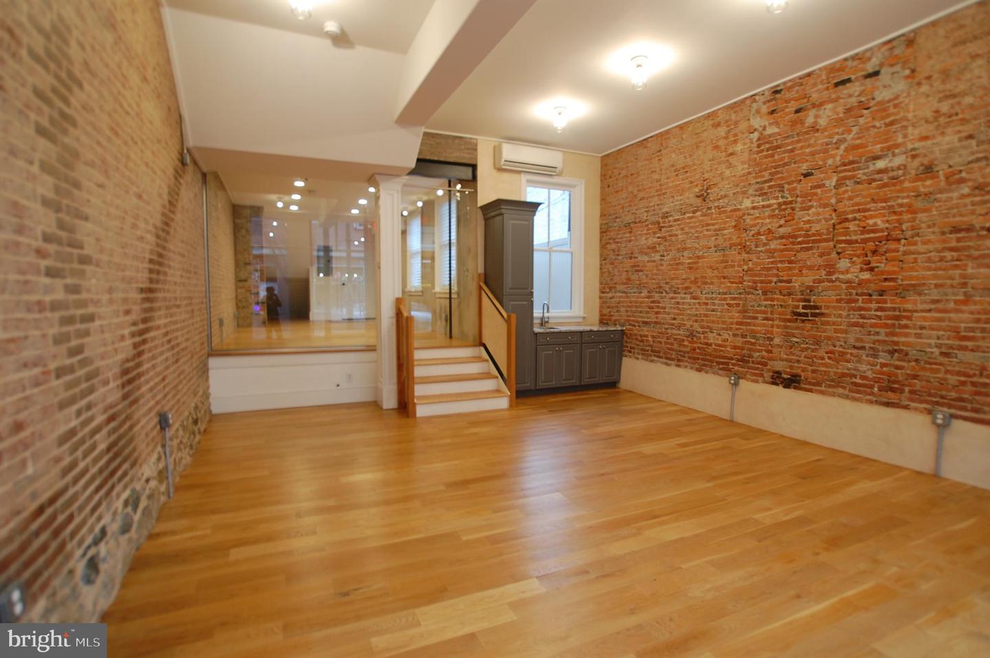 123 E Market St Property Photo 2