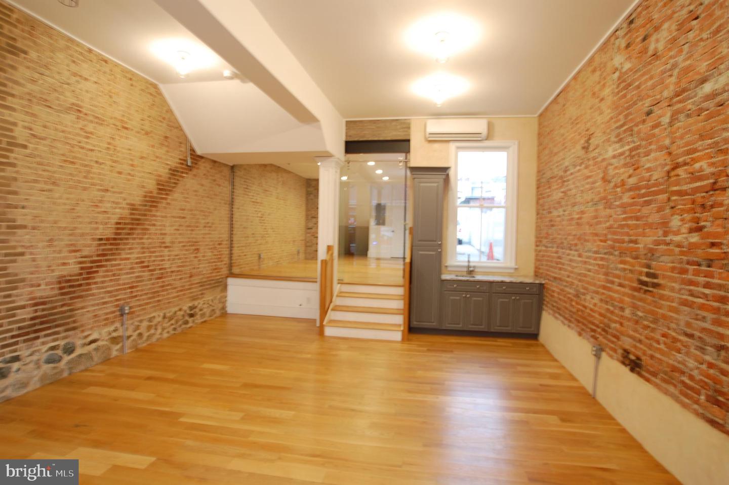 123 E Market St Property Photo 4
