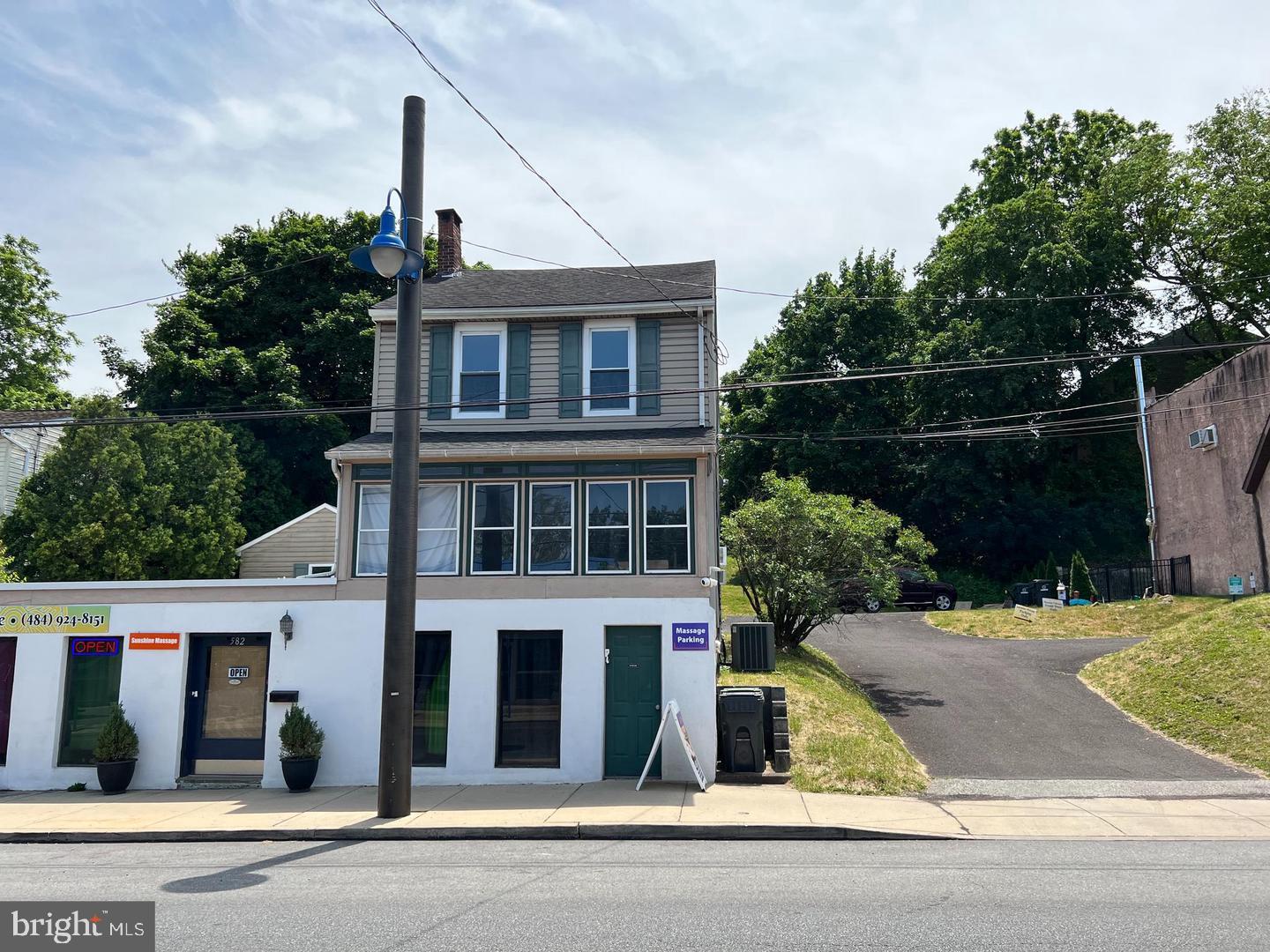 584 Bridge St #apt B Property Photo