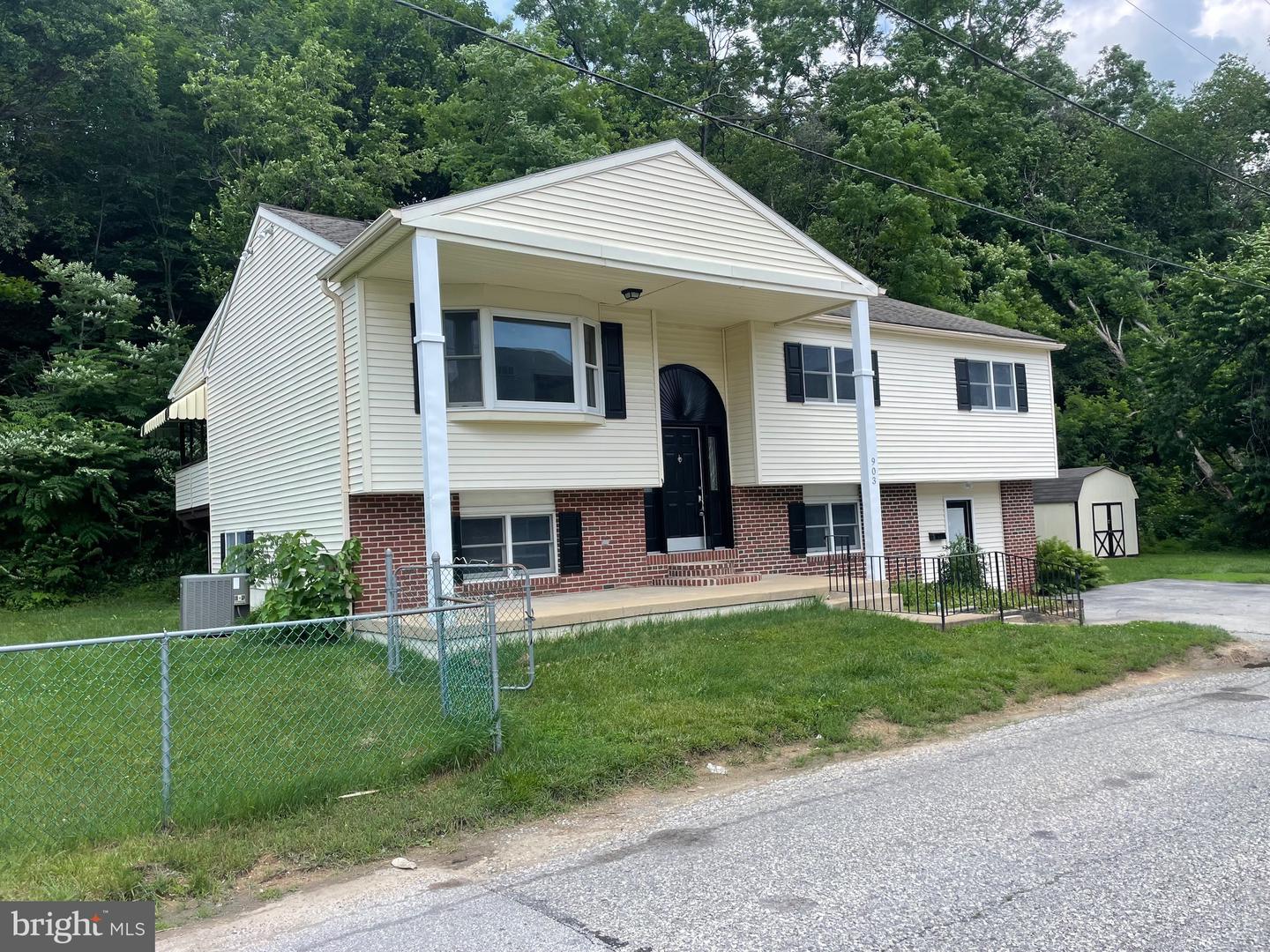903 Poplar St Property Photo 1