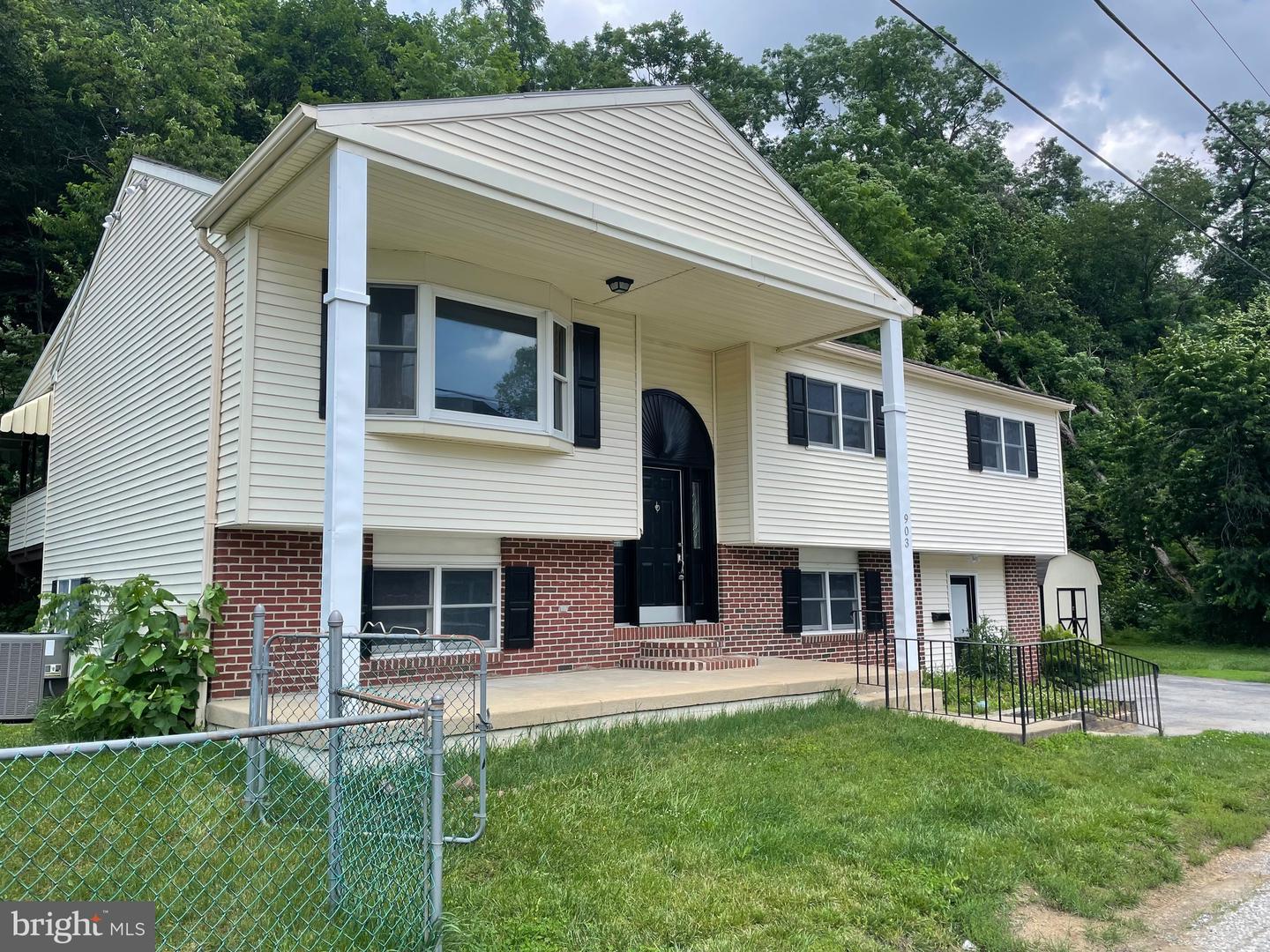 903 Poplar St Property Photo 4