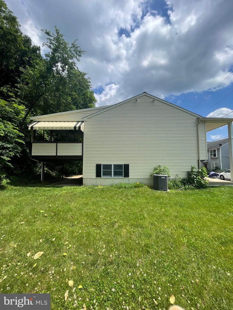903 Poplar St Property Photo 8