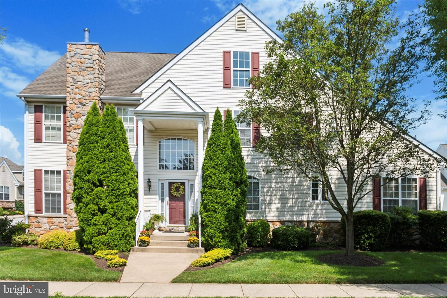 400 LANTERN LN Property Photo 1