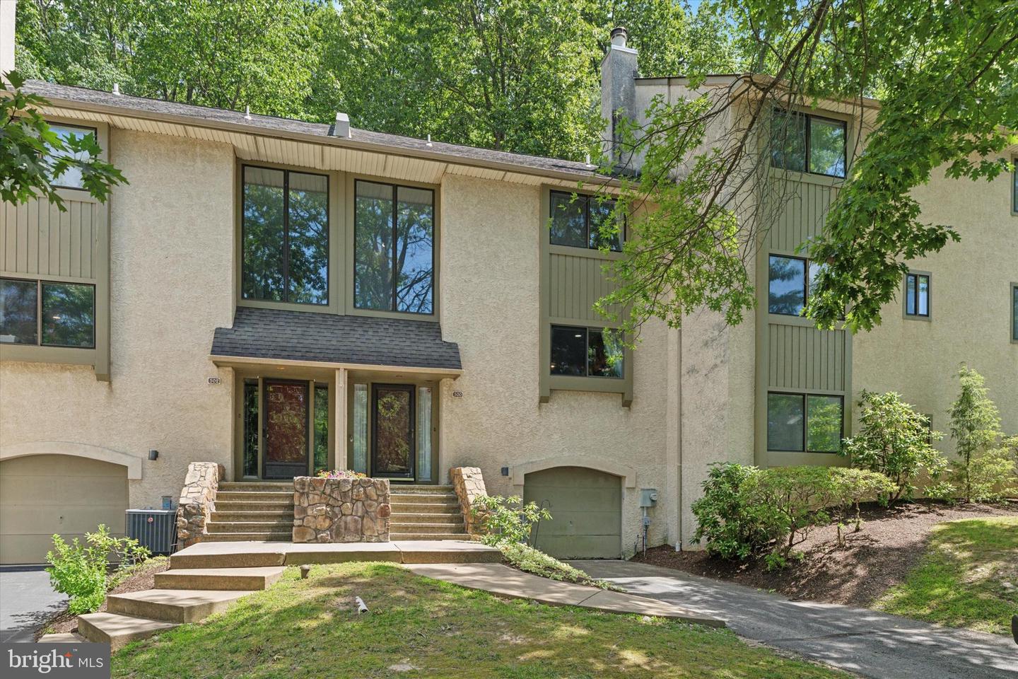 500 Lynetree Dr #1-c Property Photo 1