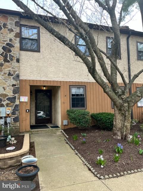 190 Stirling Ct Property Photo 1
