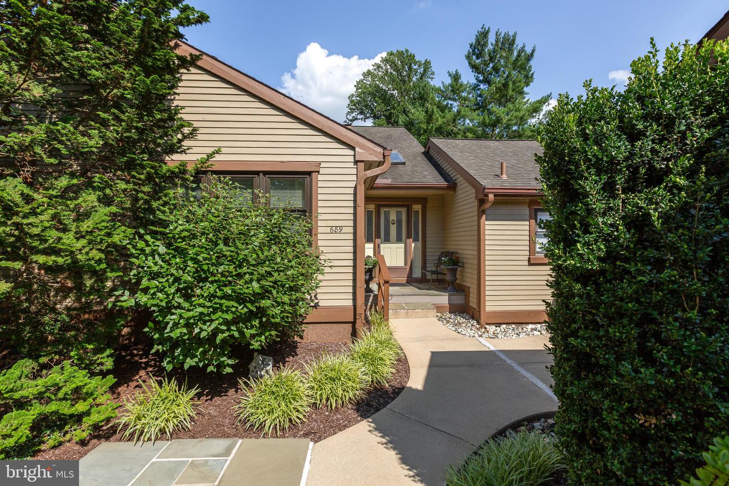 689 Heatherton Ln Property Photo 1