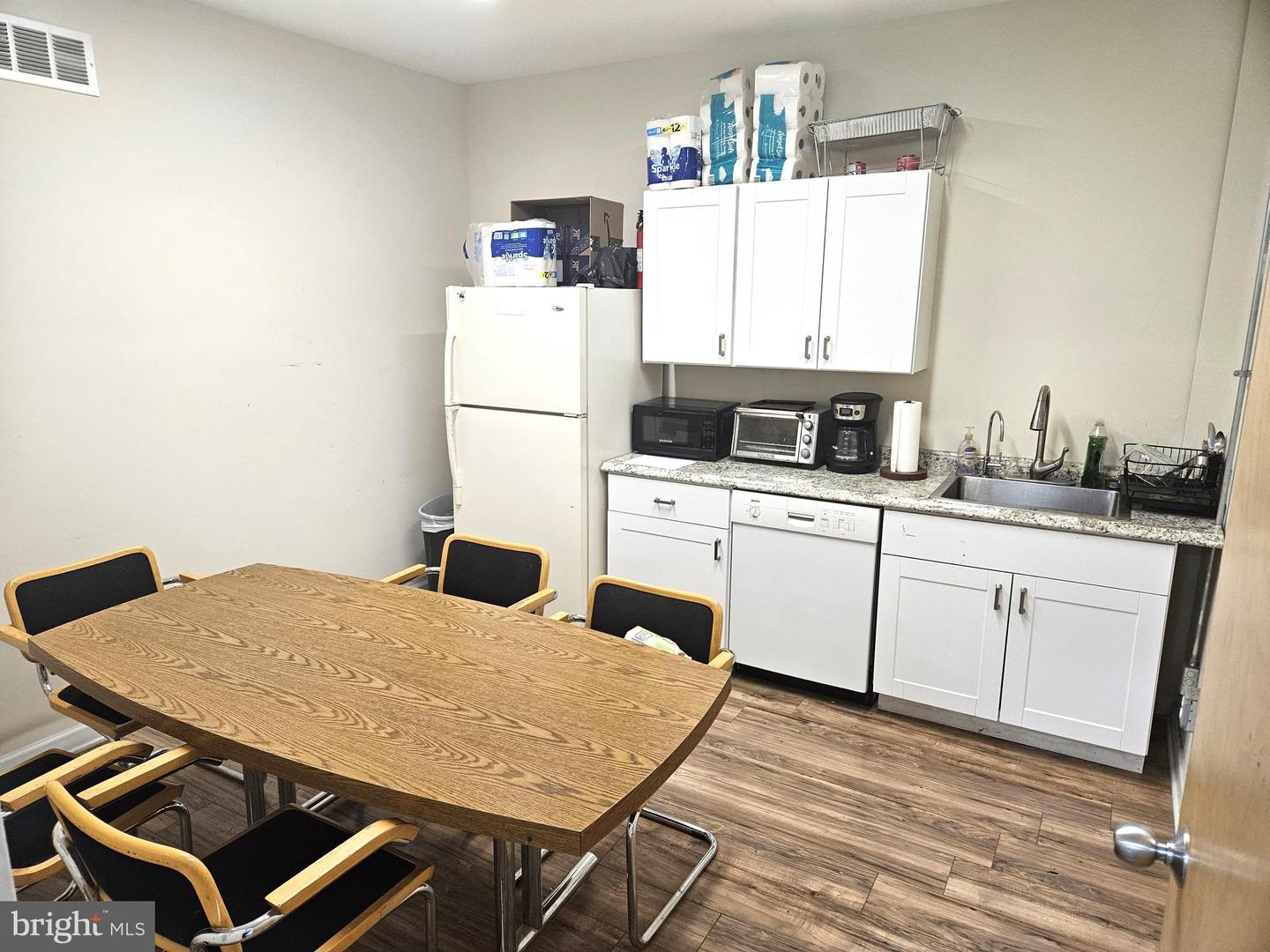 895 Fernhill Rd #unit B Property Photo 3