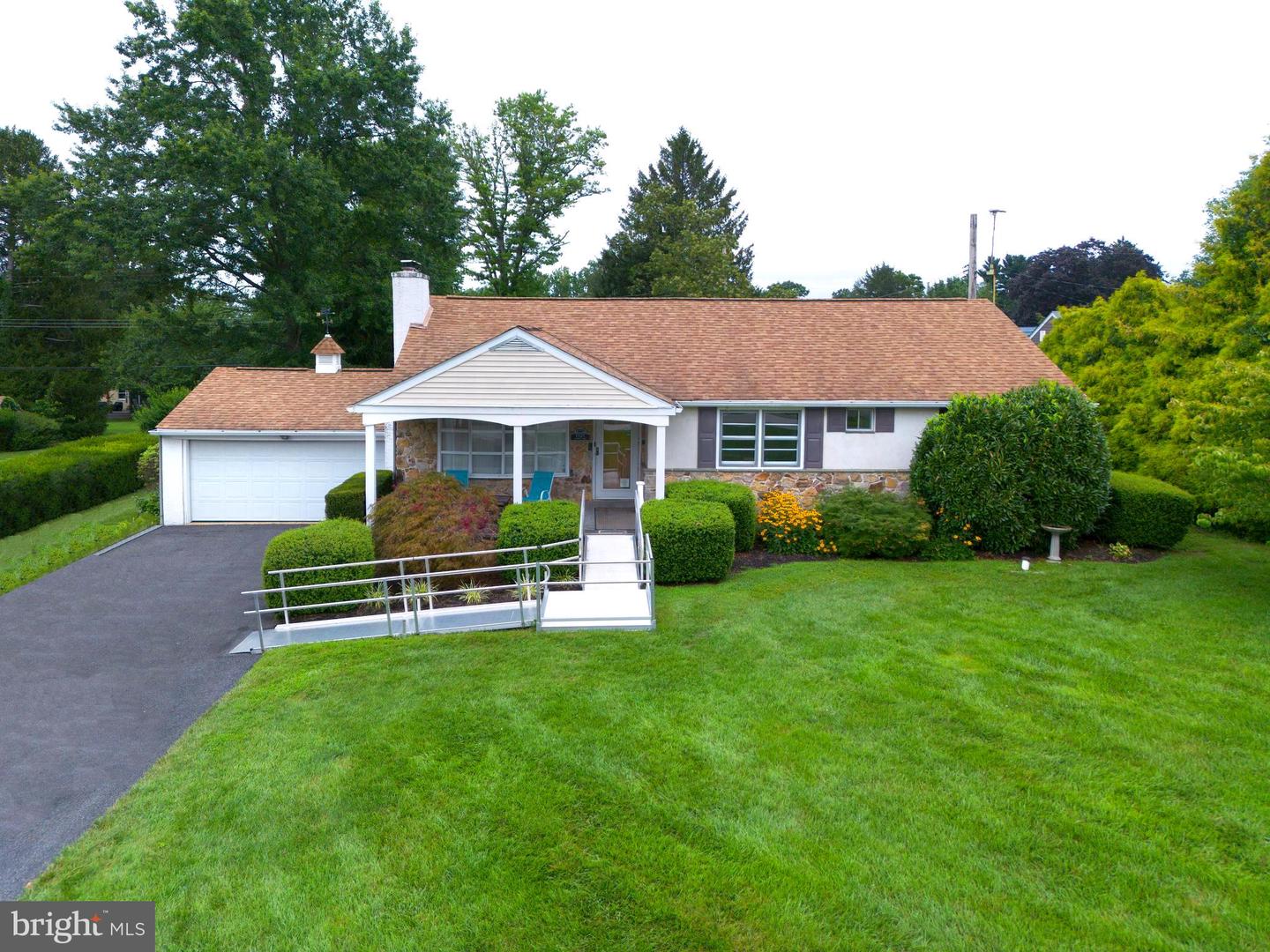 1521 Overhill Rd Property Photo 1