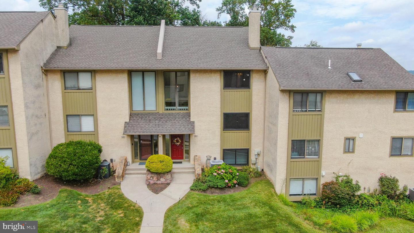 392 Lynetree Dr #8-b Property Photo 1