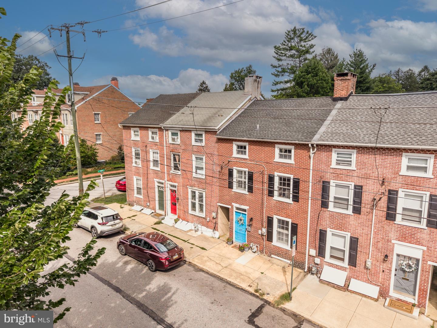 227 E Chestnut St Property Photo 1