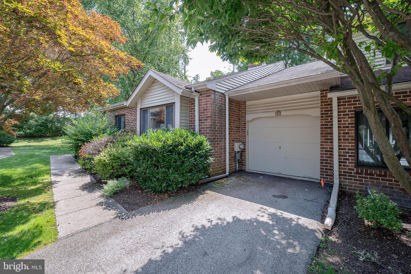 301 Hanover Ct Property Photo 2