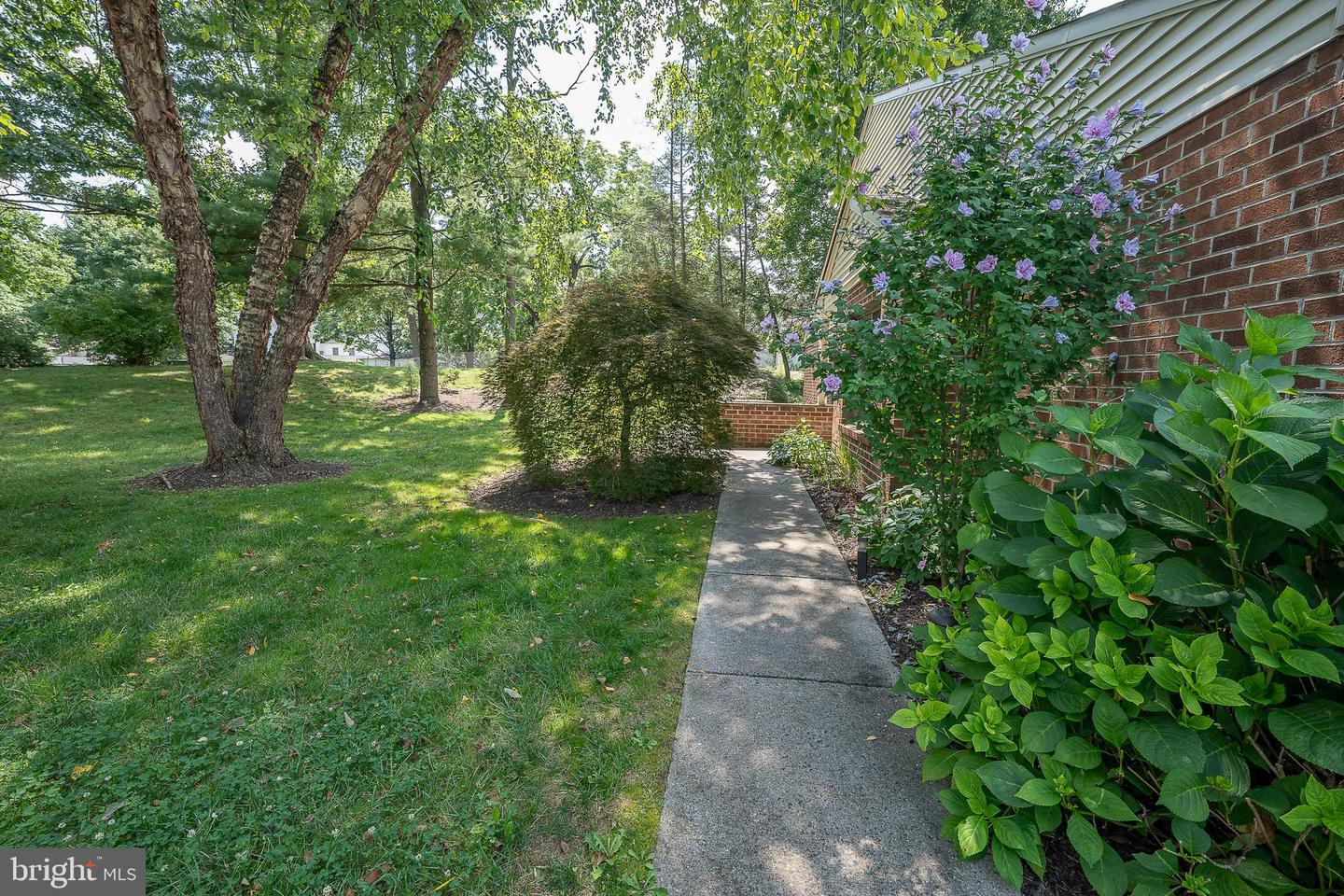 301 Hanover Ct Property Photo 3