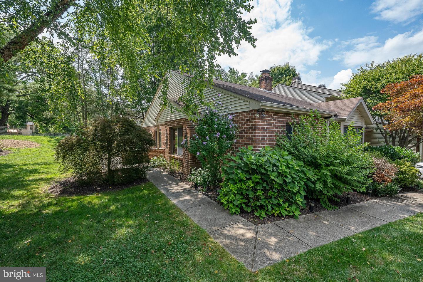 301 Hanover Ct Property Photo 4