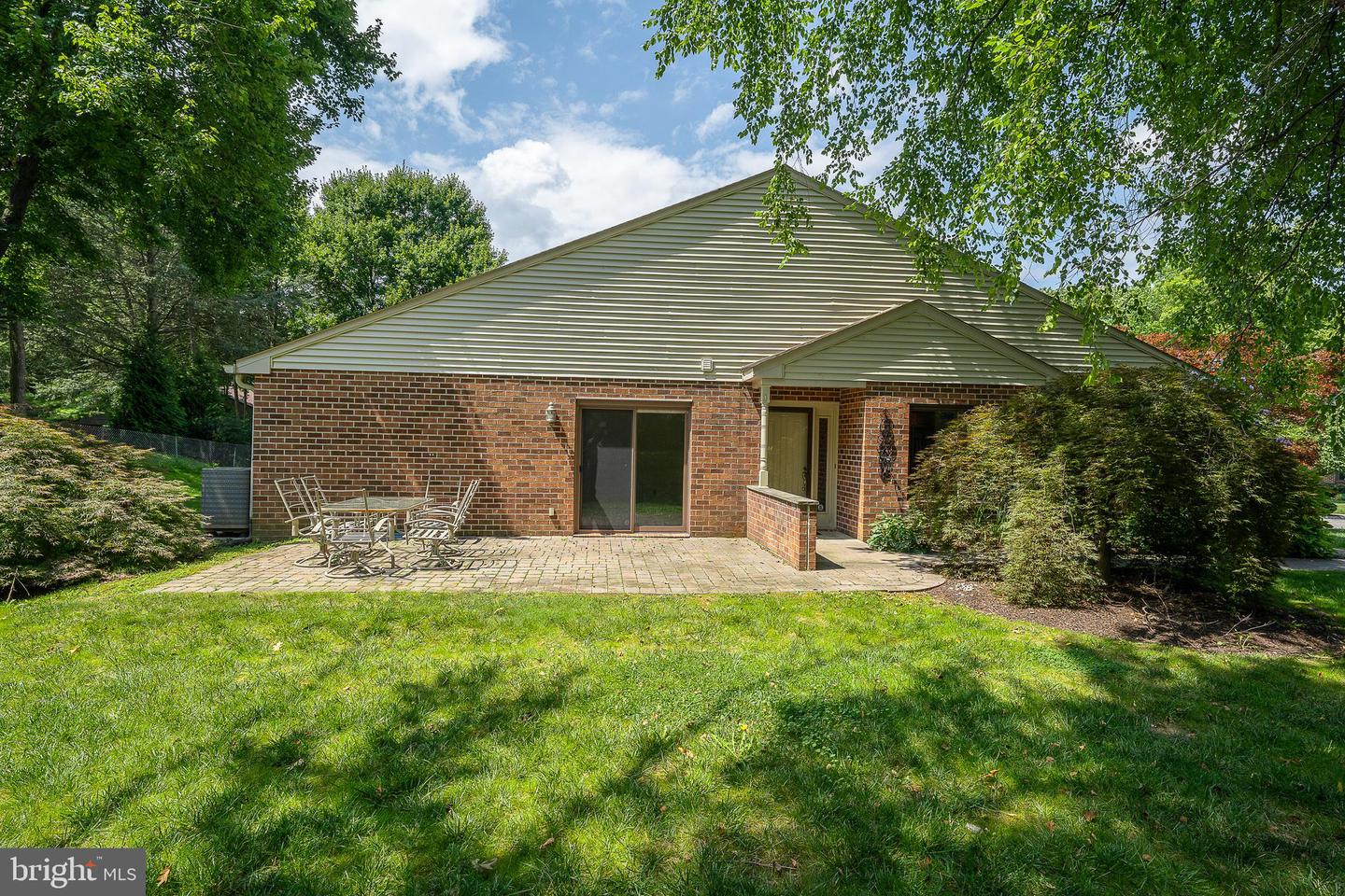 301 Hanover Ct Property Photo 8