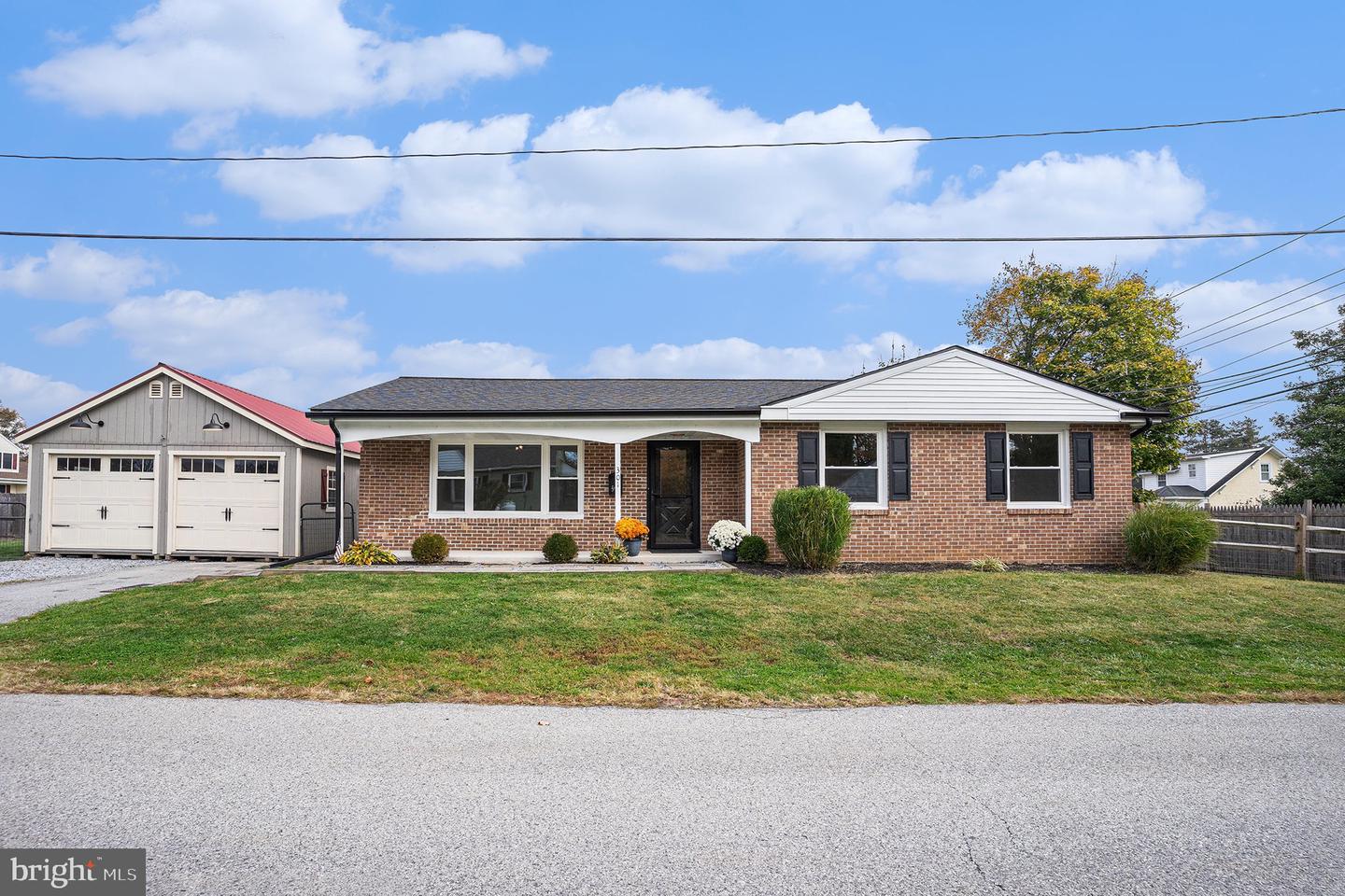 301 E Bridge St Property Photo 1