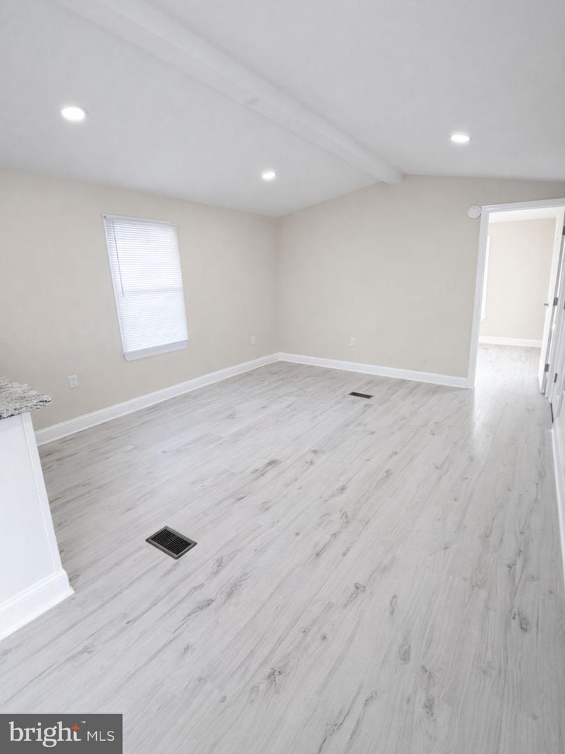 885 Buttonwood Ave Property Photo 6