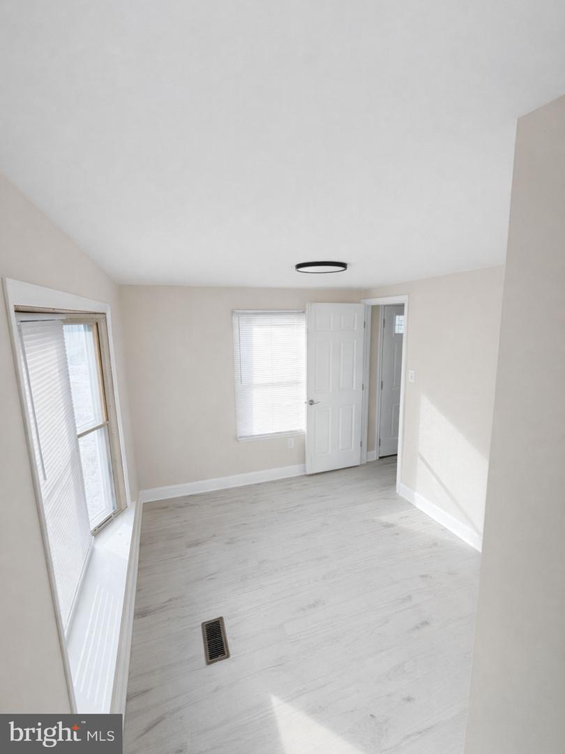 885 Buttonwood Ave Property Photo 9