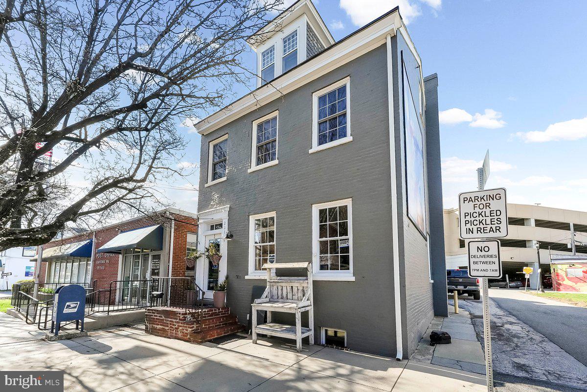 221 E Locust St Property Photo 2