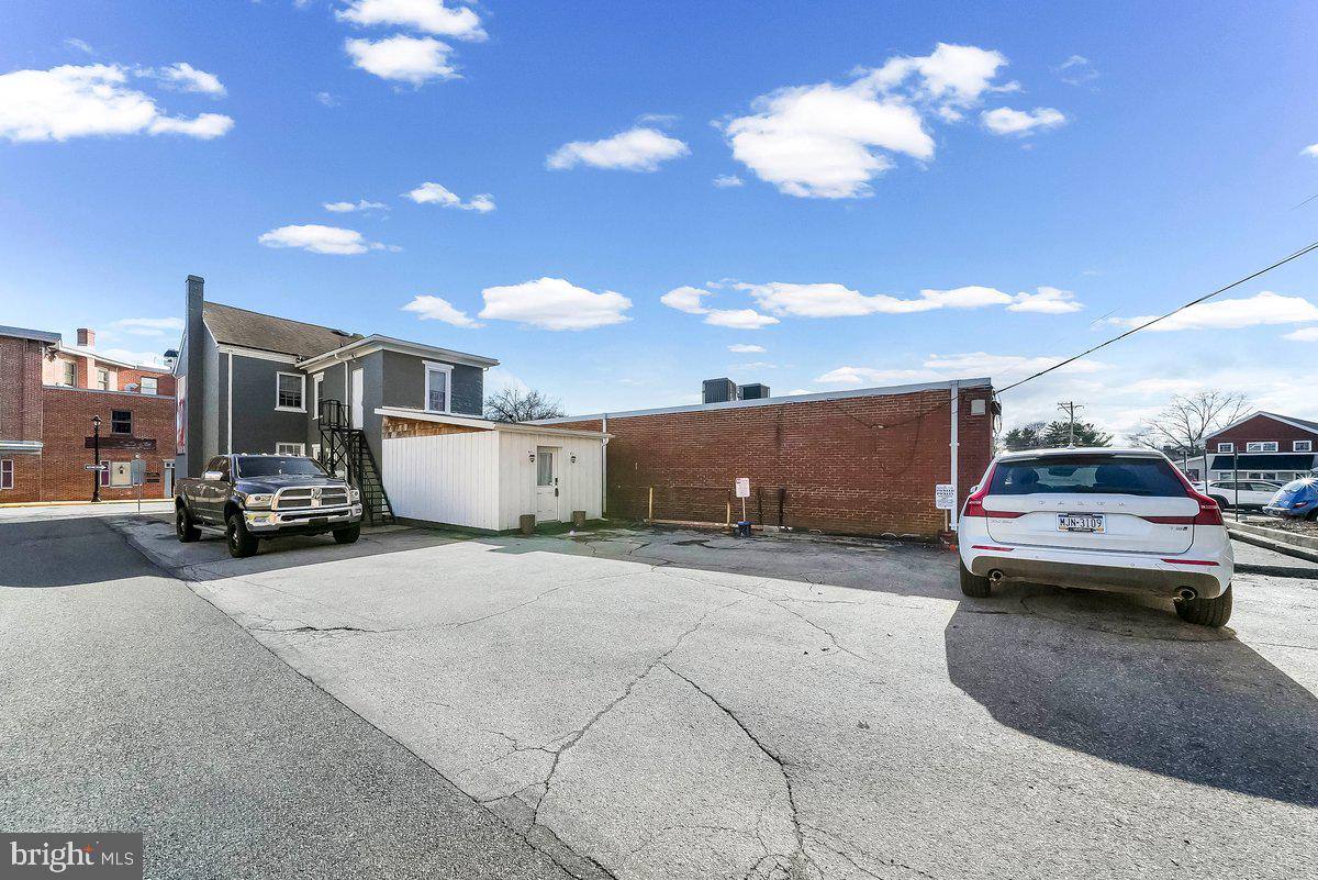 221 E Locust St Property Photo 16