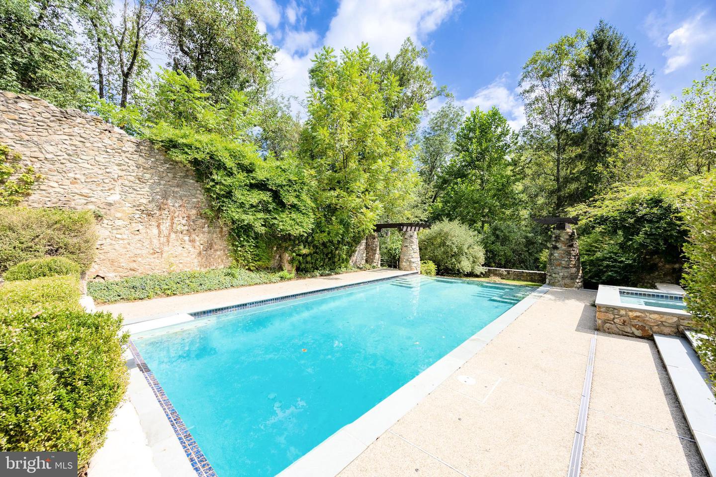 580 Reeds Rd Property Photo 4