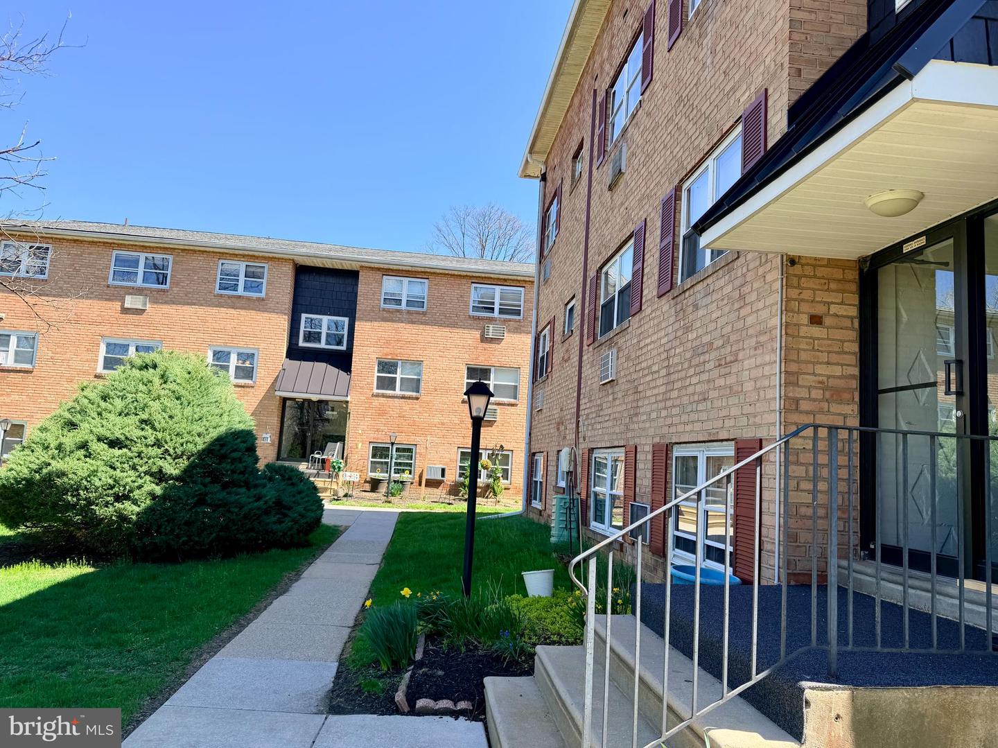 335 E LANCASTER AVE #B-14