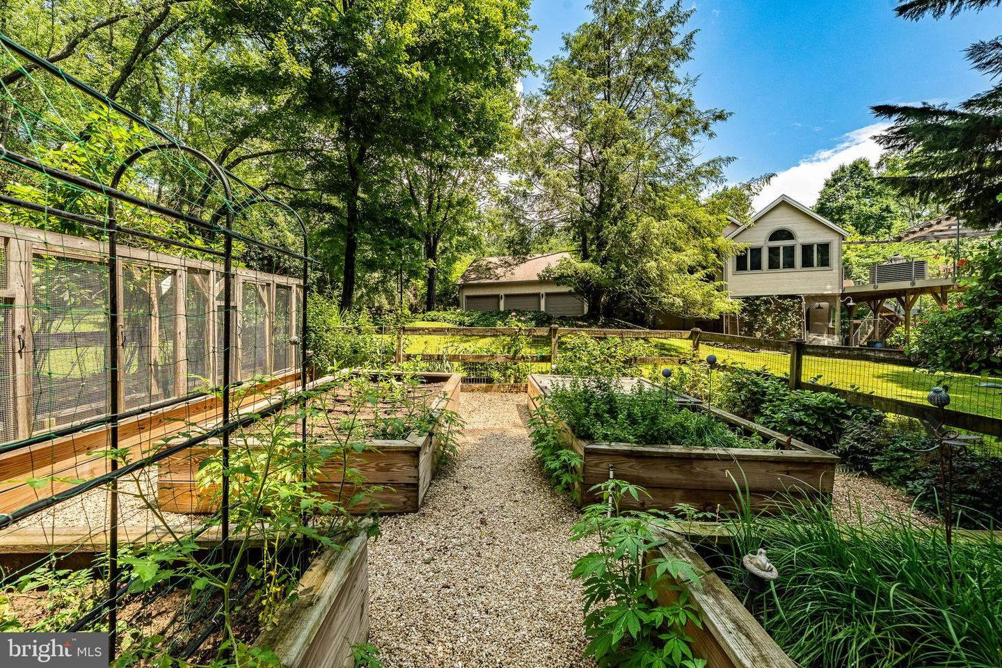 7 Bittersweet Dr Property Photo 6