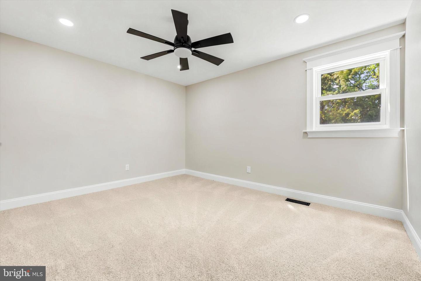 1376 College Hill Dr Property Photo 21