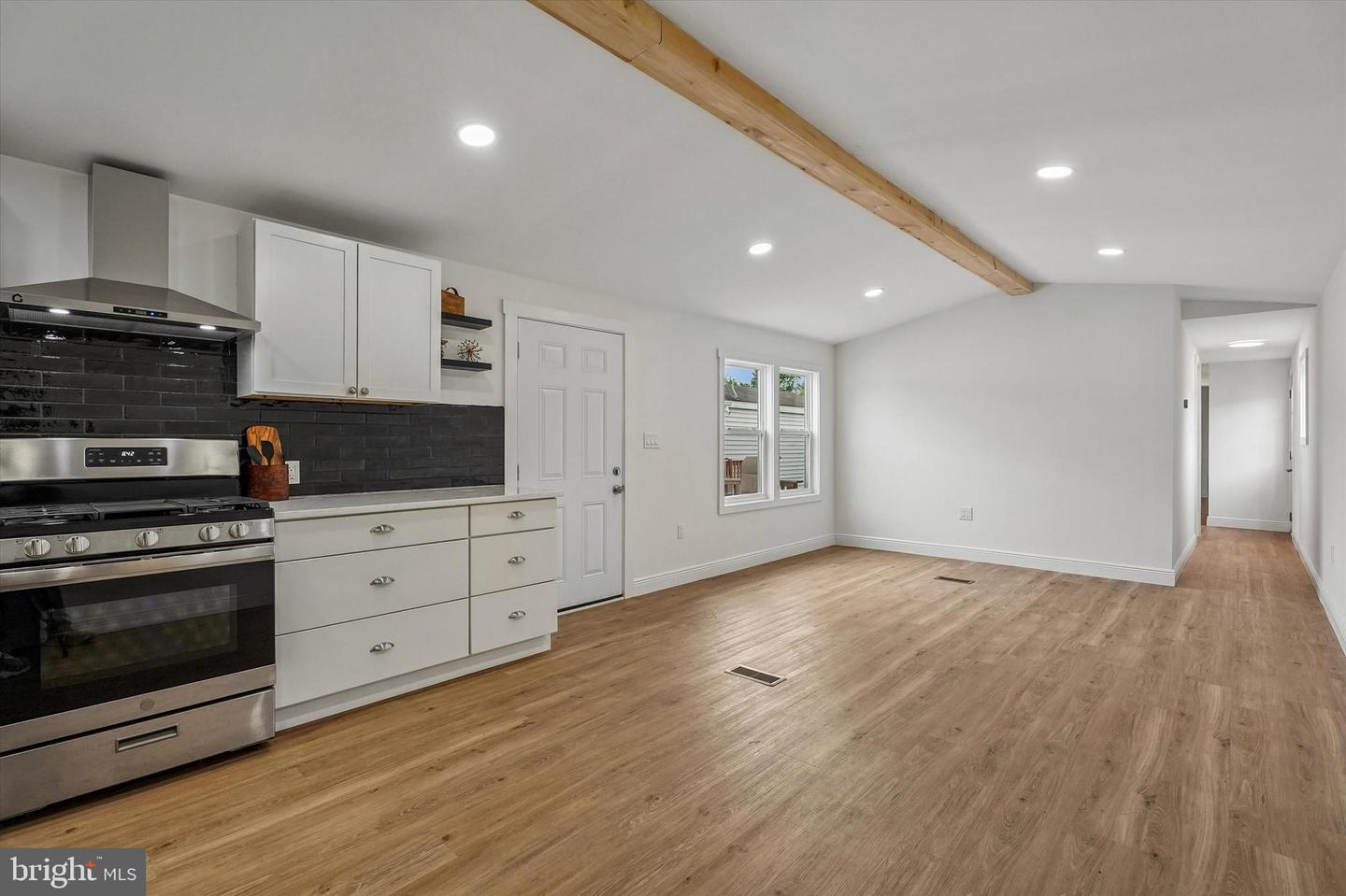 857 Buttonwood Ave Property Photo 2