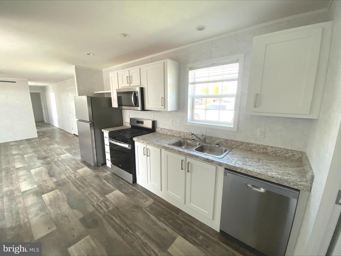 2140 Horseshoe Park Property Photo 5