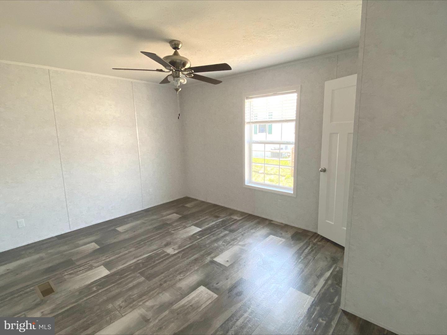2140 Horseshoe Park Property Photo 6
