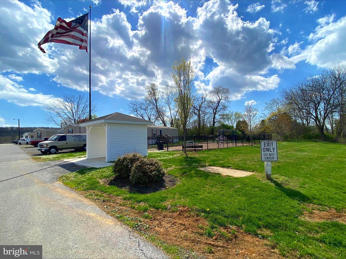 2140 Horseshoe Park Property Photo 11