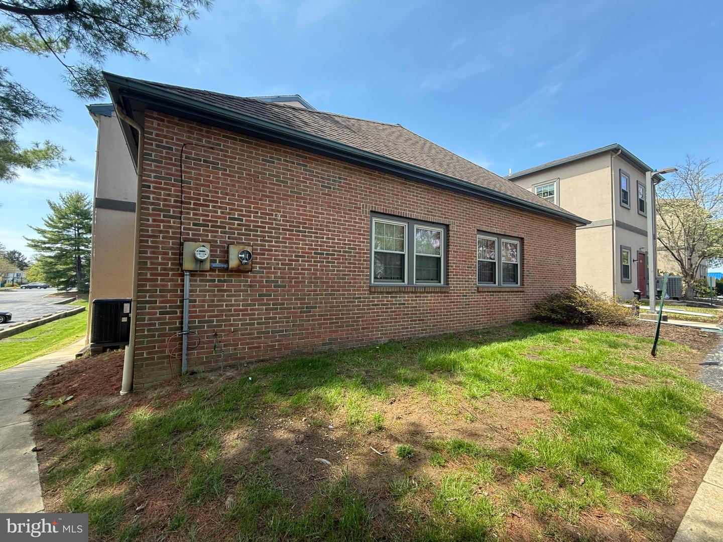 25 Turner Ln #k Property Photo 5
