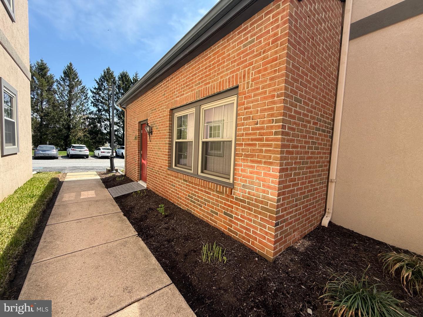 25 Turner Ln #k Property Photo 6