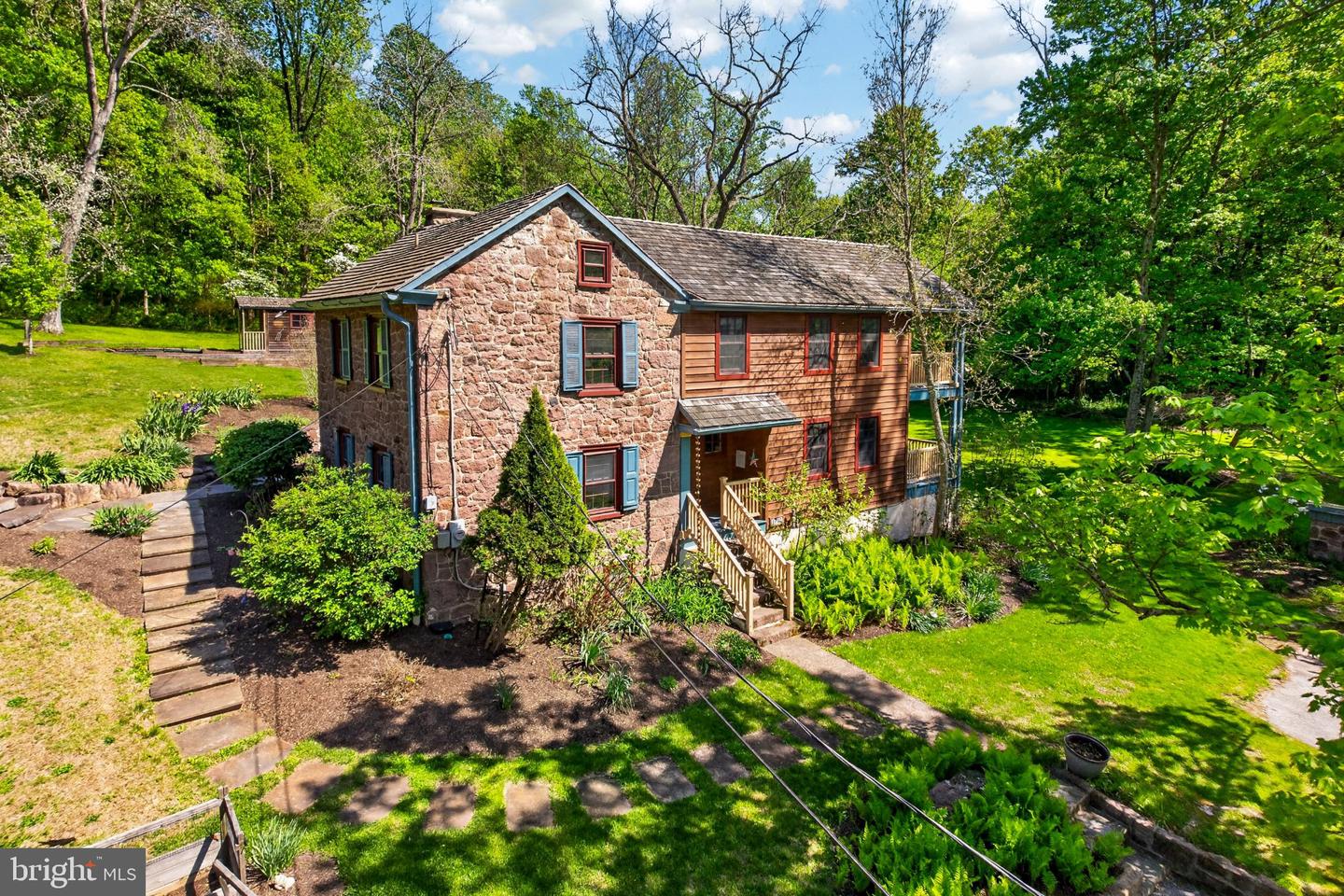 1790 Fernbrook Ln Property Photo 3