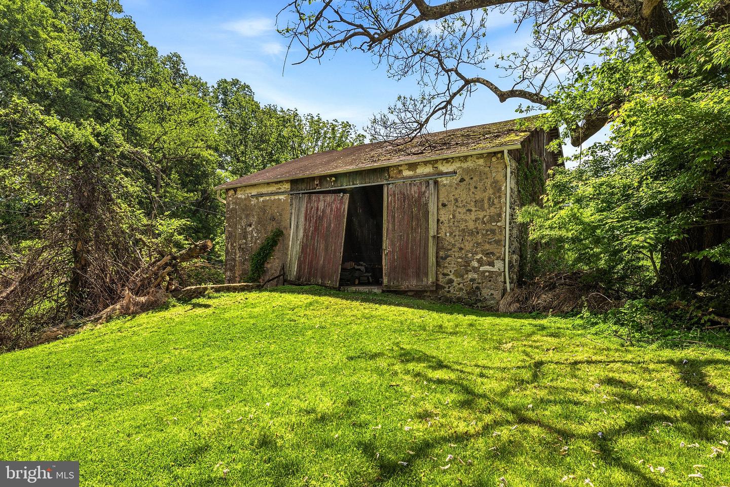 1383 Hickory Hill Rd Property Photo 3