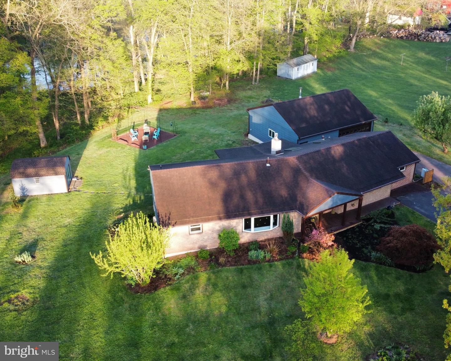128 Mark Dr Property Photo 2