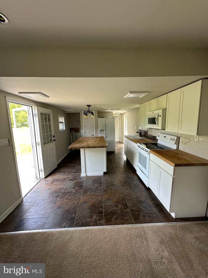 269 Kelton Rd Property Photo 3