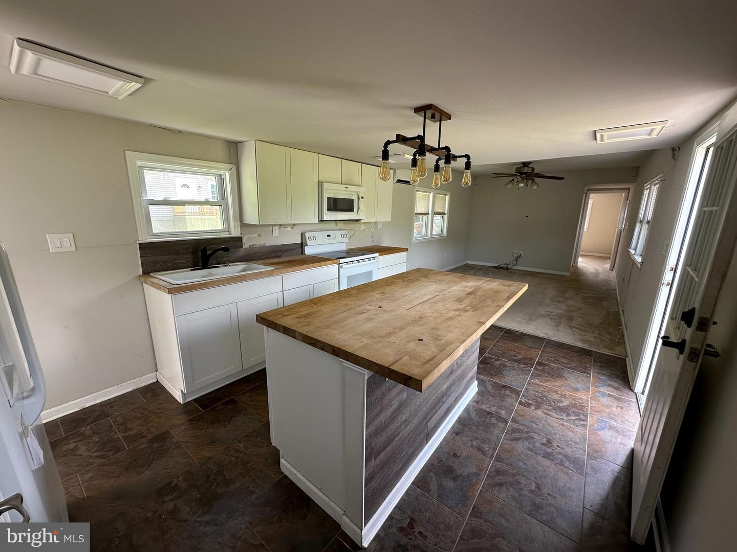 269 Kelton Rd Property Photo 4